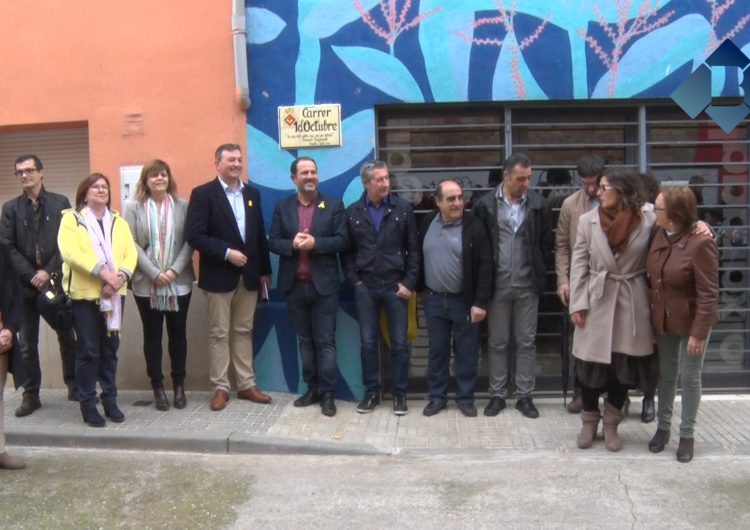 La placa del carrer 1 d’Octubre ja llueix a Penelles