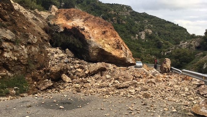 Reobren la carretera de Vilanova de Meià un cop retirada la roca de grans dimensions caiguda a la calçada