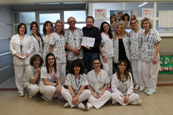 El mestre torroner Joan Baldomà del Forn de Pa de Les Avellanes dona 500 euros al Servei de Pediatria de l’Hospital Arnau de Vilanova