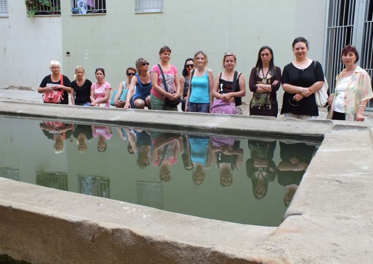 Dones del projecte Frida coneixien el centre històric de Balaguer