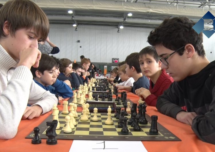 El Club Escacs Balaguer organitza un torneig al Parc de Nadal per promocionar aquest esport entre els joves