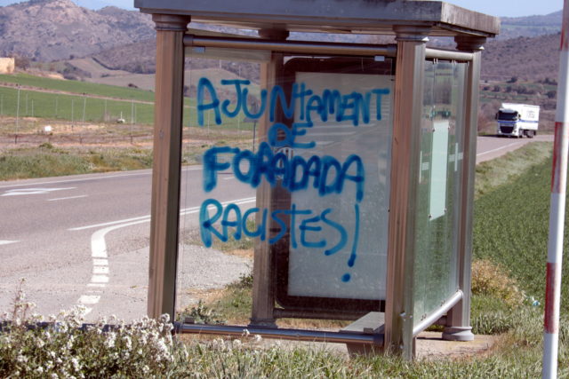 Apareixen diverses pintades al municipi de Foradada acusant l’Ajuntament de “racista”