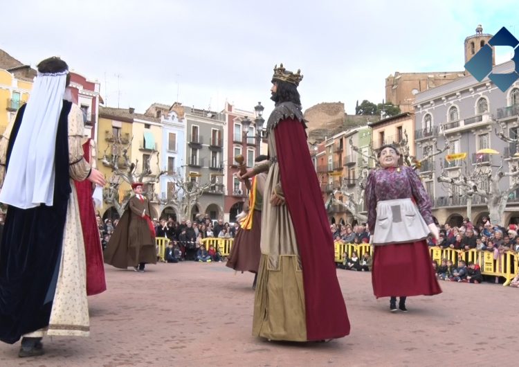 Els gegants i el vermut popular reuneixen centenars de balaguerins durant el dia de Festa Major