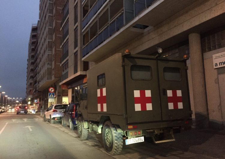 Una ambulància militar desperta la curiositat dels balaguerins