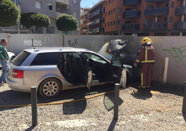 Crema un cotxe al pàrquing del carrer Doctor Flèming