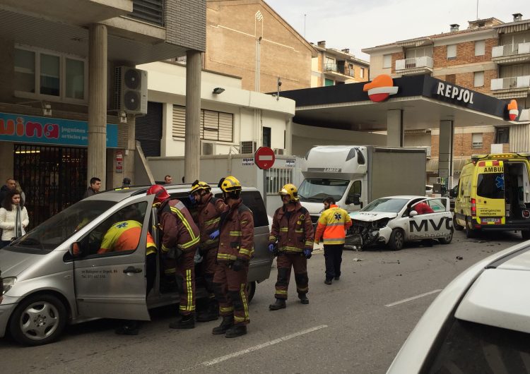 Un ferit lleu en un accident entre tres turismes al centre de Balaguer