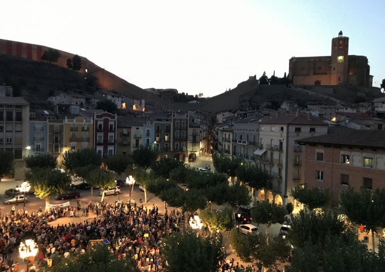 Més de 500 persones es concentren a Balaguer en favor de la democràcia