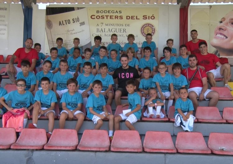 El jugador del CF Villareal, Miguel Llambrich, visita el campus del CF Balaguer