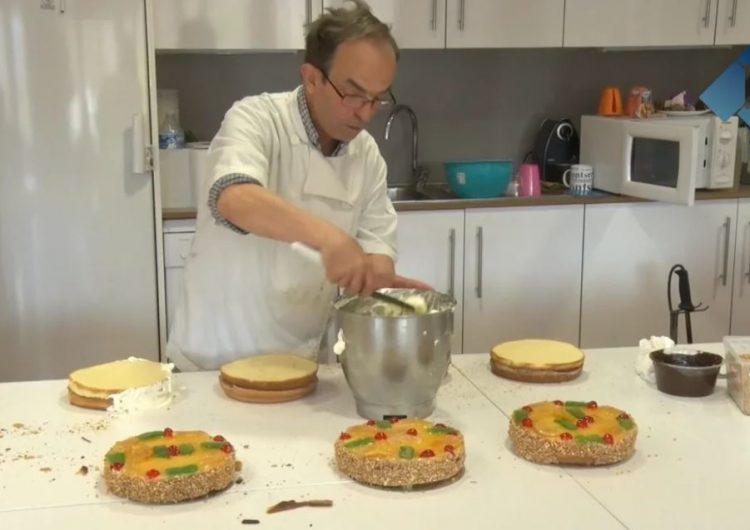L’Espai Grapats de Càritas acull un taller de mones de Pasqua del pastisser Pepe Daza
