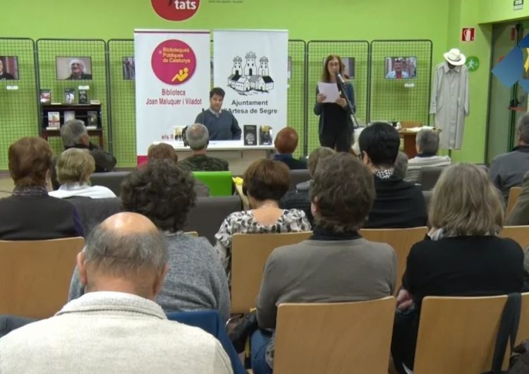 Rafa Melero explica la seva experiència com a escriptor a la biblioteca d’Artesa de Segre