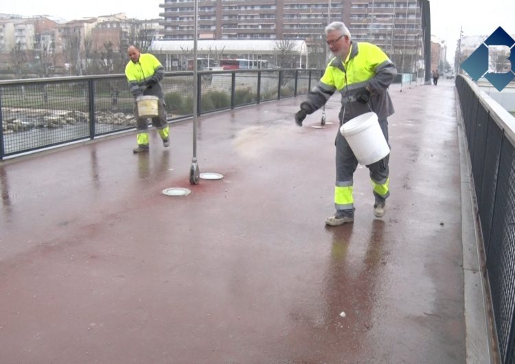 L’Ajuntament de Balaguer escampa sal als carrers per evitar la formació de gel amb les baixes temperatures