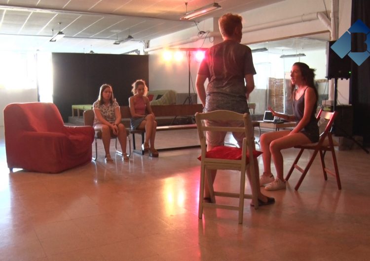 La companyia Crisi Perpètua realitza tallers de teatre durant l’estiu