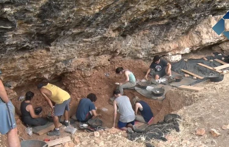 Arqueòlegs d’arreu del món participen en excavacions al jaciment neardental “Abric Pizarro” de Vilamajor