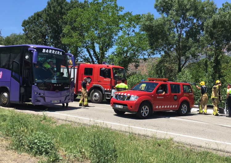 Accident a Camarasa entre un autobús i un turisme