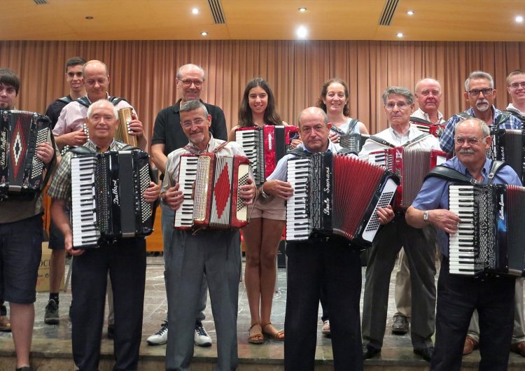 Una vintena d’acordionistes van participar aquest dissabte en la 6ª Trobada d’Acordions Ciutat de Balaguer