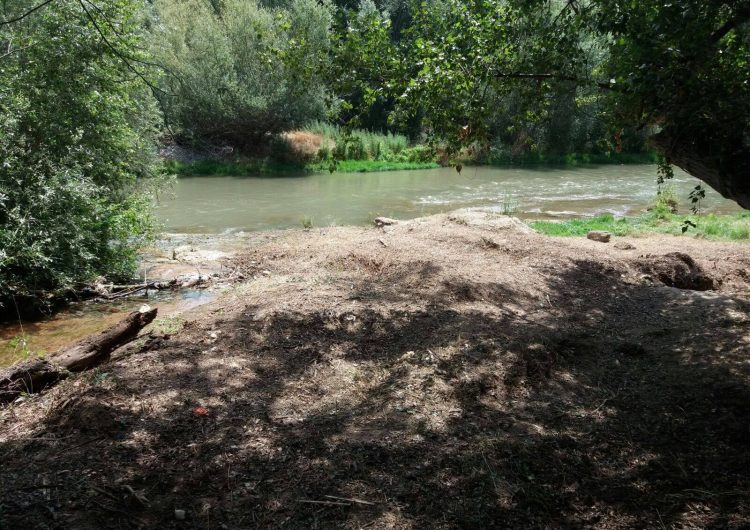 Menàrguens neteja la zona de l’aiguabarreig del Farfanya i el Segre per habilitar-hi una zona d’esbarjo