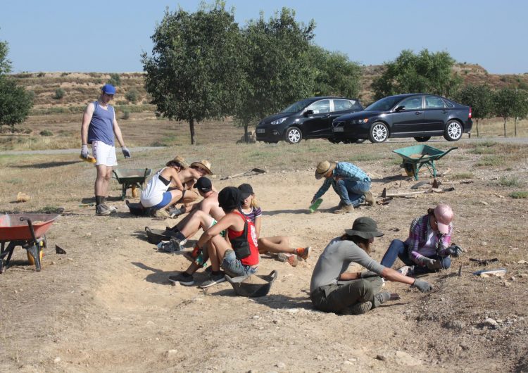 Una quinzena de joves de diferents nacionalitats participen a un camp de treball al jaciment arqueològic del Pla d’Almatà