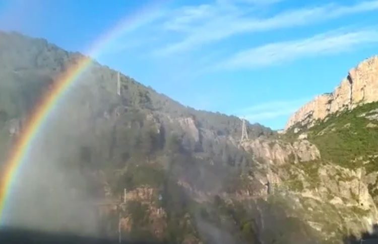 Espectacular arc de Sant Martí amb el desembassament d’aigua a Camarasa