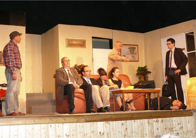 El Grup de Teatre d’Artesa bat rècord de públic amb Diner Fàcil