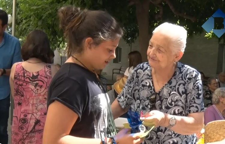 Alumnes de l’escola Montroig de Balaguer es cartegen amb avis de residències geriàtriques