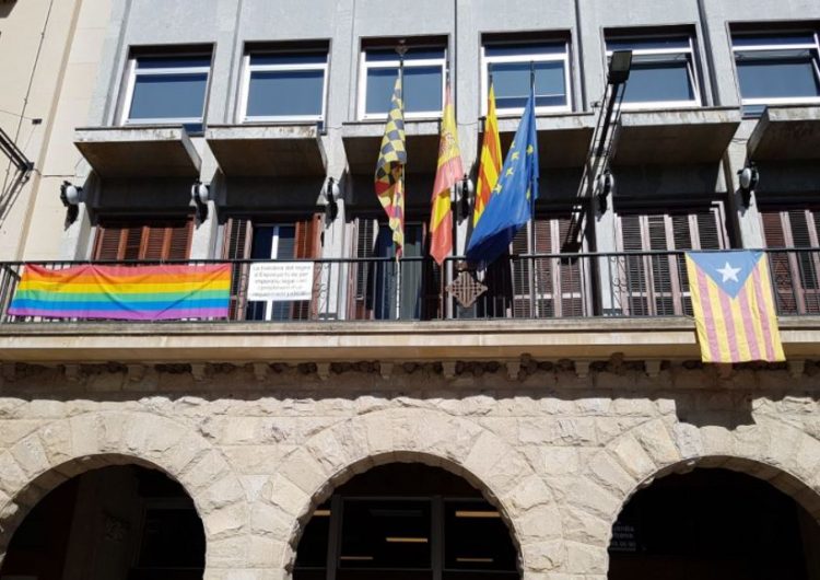 L’Ajuntament de Balaguer hissa la bandera irisada en motiu del Dia Internacional de l’orgull LGTBI