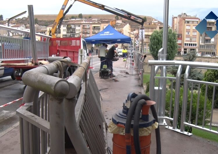 Comencen els treballs de substitució de les baranes del Pont Nou de Balaguer