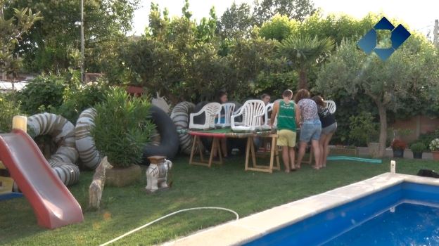 Els tripulants de Transsegre Balaguer, en plena confecció de barques