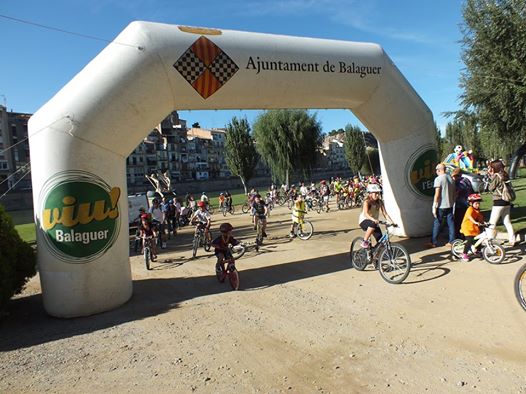 Desenes de famílies participen a la Festa de la Bicicleta