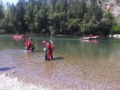 Interior demana extremar les precaucions a l’hora de realitzar activitats en aigües interiors en un exercici dels Bombers de la Generalitat al pantà de Camarasa