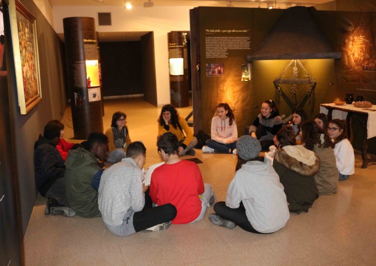 Èxit de les visites escolars a l’exposició sobre el fenomen de la bruixeria del Museu de la Noguera