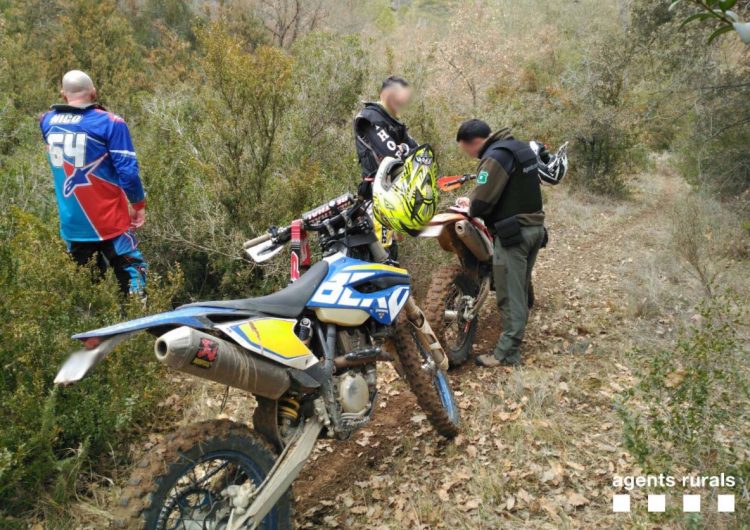 Denuncien dos persones per circular amb motocicletes tipus enduro per un sender en terreny forestal a Vilanova de Meià