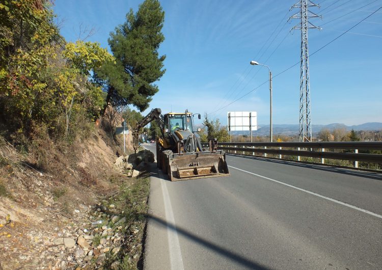 Pas alternatiu a la C-12 a la sortida de Balaguer pel despreniment d’una roca