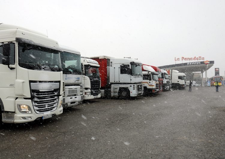 La neu i el gel afecten més de 100 quilòmetres de l’AP-2 i 11 quilòmetres de l’A-2