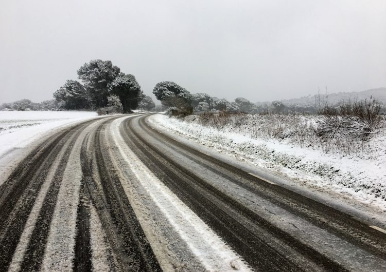 El temporal de neu i gel ja afecta gairebé una setantena de carreteres i en més de quaranta són necessàries les cadenes