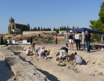 El taller d’arqueologia Cota Zero documenta restes de bronze, vidre i ferro al Castell Formós