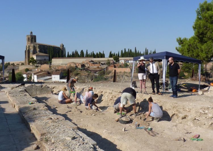 El taller d’arqueologia Cota Zero documenta restes de bronze, vidre i ferro al Castell Formós