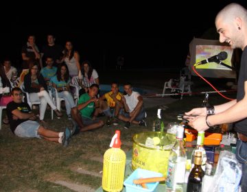 Més de 100 persones assisteixen a la demostració de còctels de les piscines de Montgai