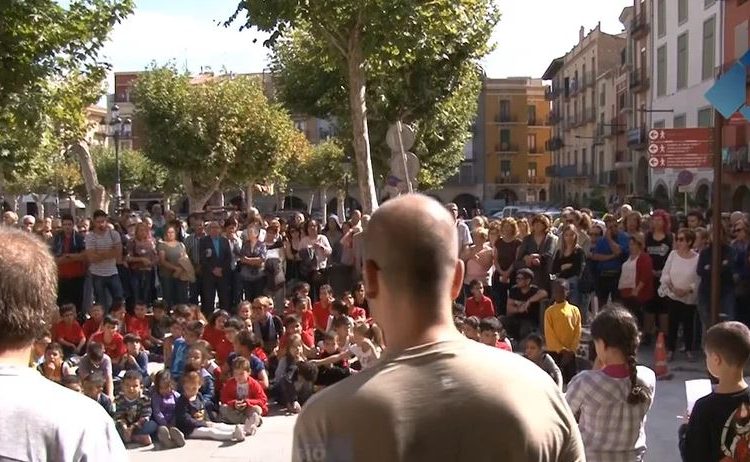 Centenars de persones es concentren a Balaguer en rebuig a la violència i en favor de la democràcia