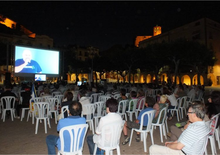 Centenars de persones gaudeixen del Concert per la Llibertat a la plaça Mercadal de Balaguer