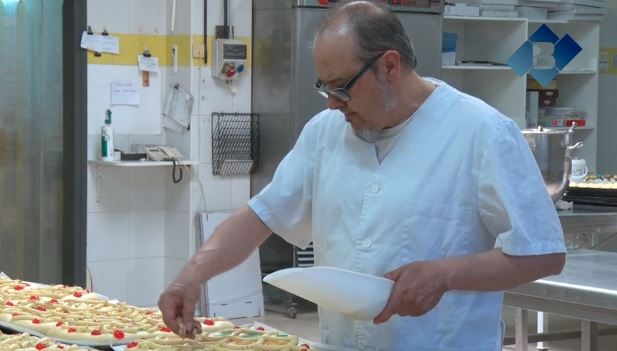 Últimes fornades de les tradicionals coques de Sant Joan amb bona previsió de vendes