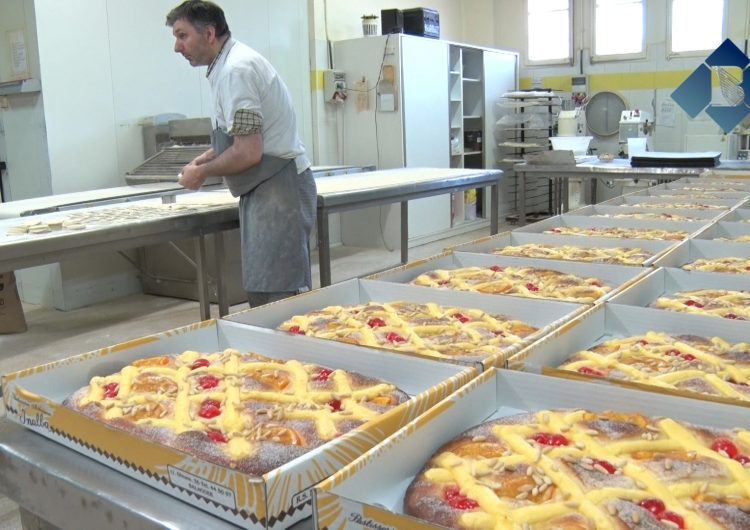 Els forners balaguerins preparen les coques de Sant Pere