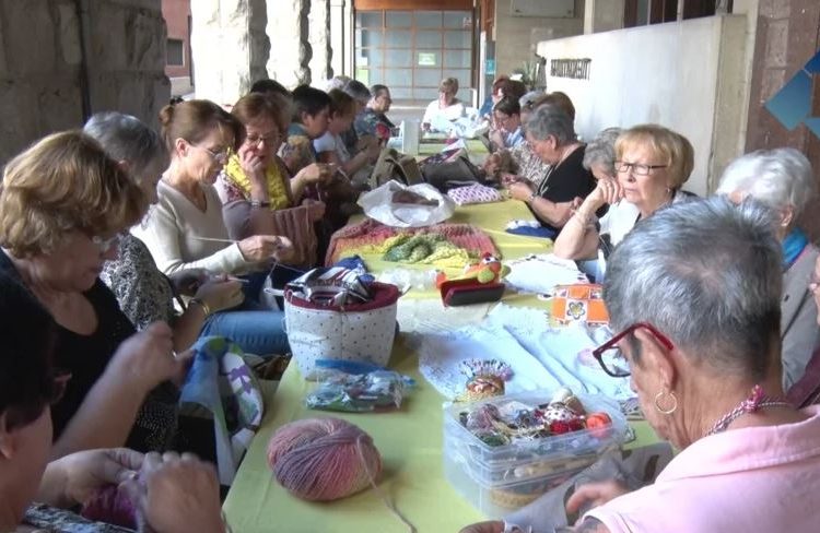 L’Associació de Dones d’Almatà celebra el Dia Internacional de Cosir i Teixir al Carrer