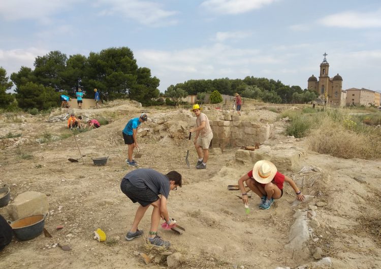 Vint joves participen al taller d’arqueologia ‘Cota Zero’ al Castell Formós