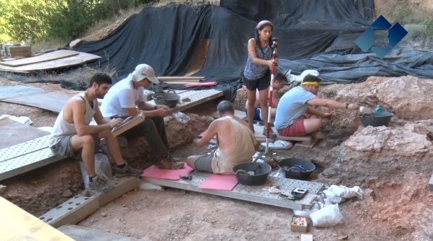 Estudiants internacionals participen en excavacions a la Cova Gran de Santa Linya