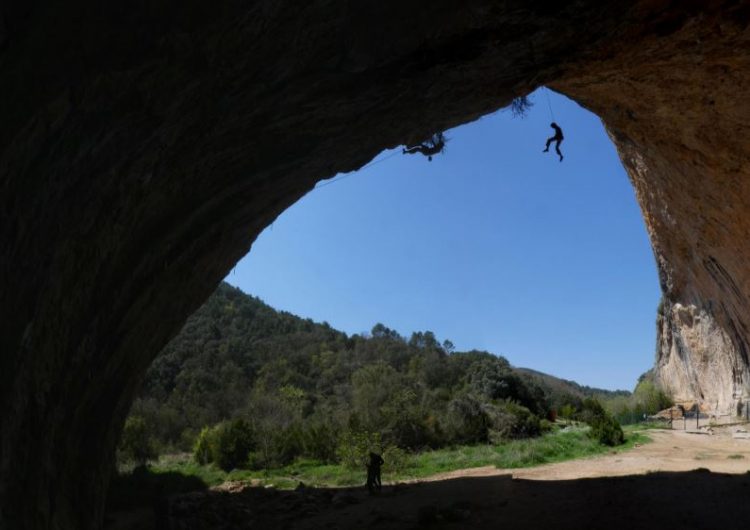 Investigadors de la UAB demanen protegir de l’escalada la Cova Gran a Santa Linya per conservar les pintures
