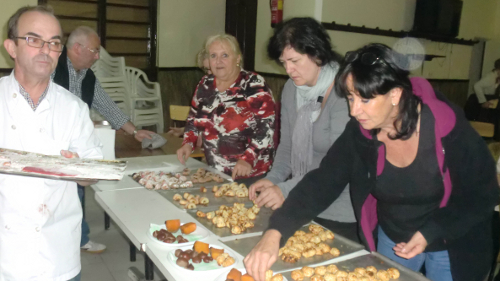 Pepe Daza ensenya a fer panellets a Montgai