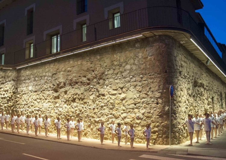 Alumnes de La Xemeneia posen el valor el patrimoni de Balaguer en el Dia Internacional de la Dansa