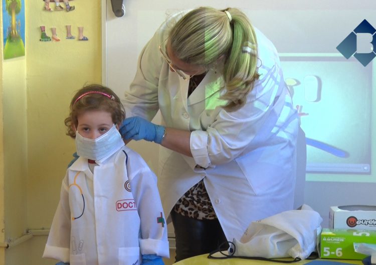 Els alumnes de l’Escola Vedruna aprenen l’ofici de dentista de la mà de la Doctora Núria Toledo