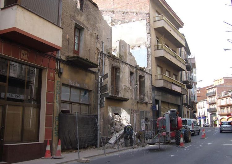 Comencen els enderrocs dels dos edificis en ruïna d’Artesa de Segre