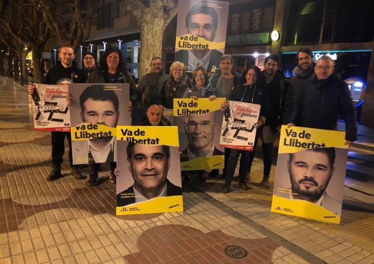 Xavier Eritja, el candidat d’ERC al Congrés a Lleida, participa a l’enganxada de cartells a Balaguer